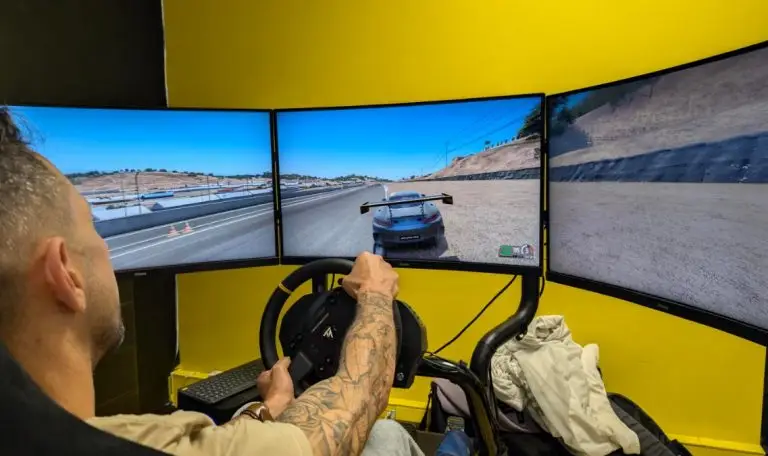 UFOLEP 30 ~ Photo salle esport simulateur conduite